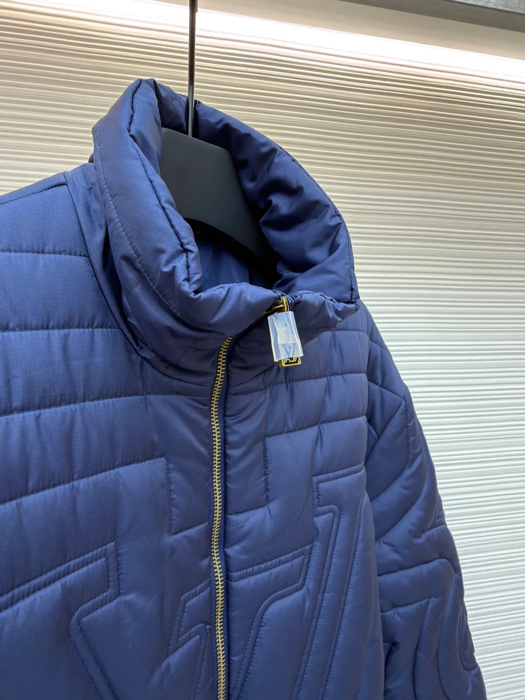 LOUIS VUITTON stand collar cotton jacket ●Item number: 1681221-D15 ●Material: down fabric ●Technology: embroidery production ●Color: blue ●Version: fitted version ●Weight: about 970 grams ●Size: S-M-L-XL ●Description: This diamond-shaped pattern is designed with gusseted cotton. It feels very comfortable. It is not only warm but also classy. The button-type opening and closing can highlight your temperament. The upper body is fashionable and versatile, suitable for various daily wear. It is one of the must-have items in winter. The overall wiring is straight and delicate, the fabric is comfortable and soft, and the color is consistent without color difference. It can be matched with the same style to create a fashionable look and control various occasions. Customized accessories, complete with three standards, same style for men and women!